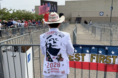 Un seguidor del presidente de Estados Unidos, espera su llegada en Warren, Michigan