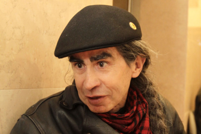 Jaime Guevara es un cantautor ecuatoriano, conocido como un ícono de la trova urbana capitalina.