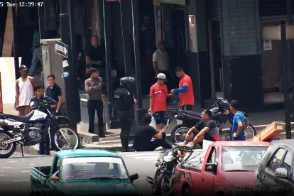 En Clemente Ballén y Machala se detuvo a los sospechosos.