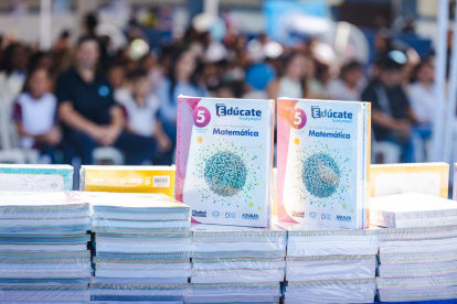 Los libros son de materias como Matemática, Lengua y Literatura, Ciencias Naturales, Estudios Sociales, Desarrollo Humano Integral, Física, Química, Biología e Historia.