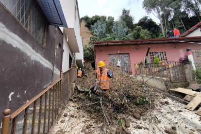 Cuatro viviendas de la zona de Miraflores están afectadas por el deslizamiento de un talud.