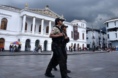 El Cabildo y la Policía Nacional han reforzado el patrullaje y los controles alrededor de la Plaza del Teatro.