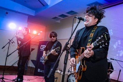 Acto. Maccaband interpretando temas de The Beatles.