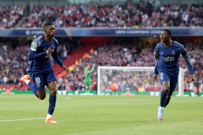 Ousmane Dembelé (i) celebra tras marcar el gol ante el Arsenal.