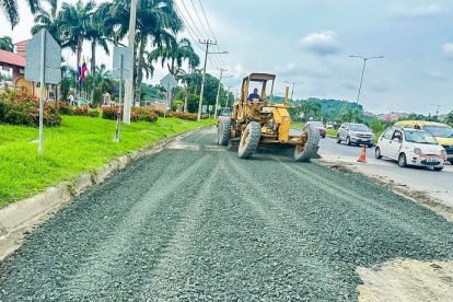 Un tramo de vía en el sector de La Joya es intervenido por maquinaria municipal, luego de la publicación de EXPRESO.