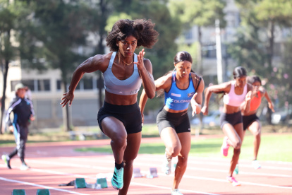 La velocista tricolor Anahí Suárez (i) retomó esta temporada como prioridad las pruebas de 100 metros planos, en la que espera reducir su marca a los 11 segundos.