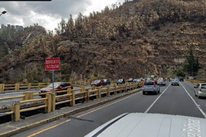 Según el ECU 911, dos personas cayeron desde la av. Simón Bolívar, a la altura del puente de Guápulo, en Quito.