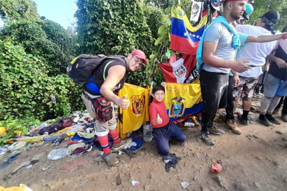 Andrés Orellana  junto a su pequeño hijo del mismo nombre en plena corazón del Darién con la bandera de Barcelona SC y Ecuador.
