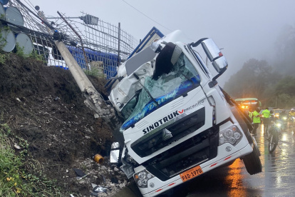 La mañana de este miércoles 30 de abril, un camión se accidentó en la Av. Simón Bolívar, cerca al ingreso de la Ruta Viva.
