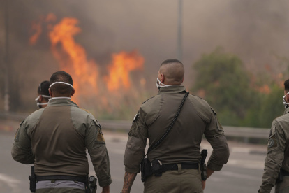 Incendios en las bosques próximos a Jerusalén permanecen fuera de control por las autoridades israelíes.