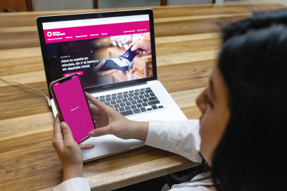 Una persona usa la tecnología para hacer transacciones bancarias.