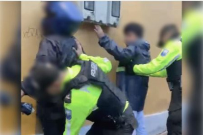 Operativos policiales en puntos estratégicos de Quito dejan detenidos y armas incautadas