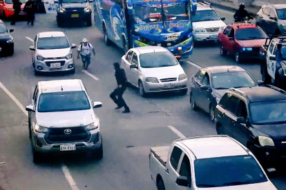 Los tres sujetos habrían robado un bus en la avenida Narcisa de Jesús, informó Segura EP.