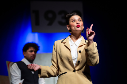 La comedia transcurre en 1931 e inicia con un misterioso mural.