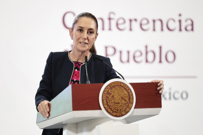 La presidenta de México, Claudia Sheinbaum, habla en una rueda sobre la comunicación que ha establecido con el mandatario estadounidense, Donald Trump