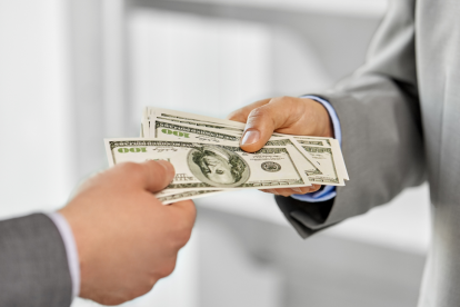 El bono escolar, equivalente al salario básico, alivia los costos de útiles y matrículas en Ecuador.