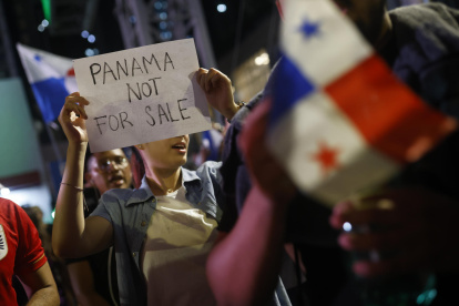 Una mujer sostiene un cartel durante una manifestación este martes, en Ciudad de Panamá (Panamá)
