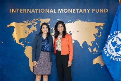 La ministra de Finanzas, Sariha Moya, junto a Gita Gopinath, subdirectora del FMI.