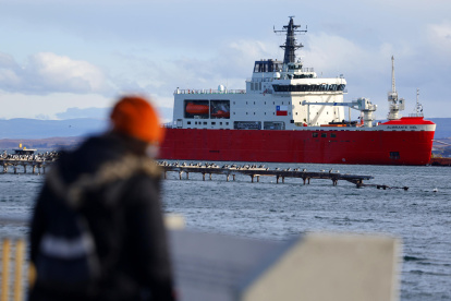 Fotografía del 20 de marzo 2025 del buque Rompehielos de la Armada de Chile, en Punta Arenas (Chile).
