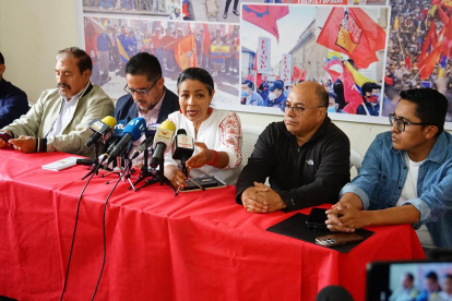 Marcela Arellano, en el centro, junto a otros dirigentes de centrales sindicales del país.
