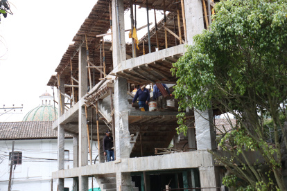 La construcción fue suspendida por incumplir con las normas de seguridad.