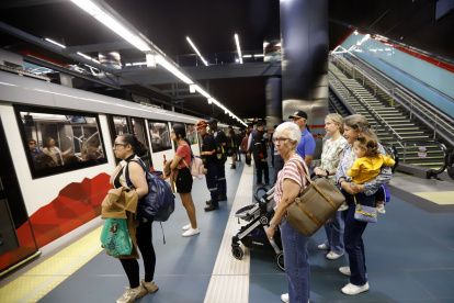 Metro. El sistema de transporte subterráneo opera desde diciembre de 2023 en la ciudad, con más de 73 millones de viajes en ese tiempo.