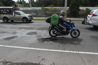 Situación. Baches, grietas y agujeros son parte del panorama de la Ruta Viva, tras 10 años sin mantenimiento los usuarios solicitan una intervención.