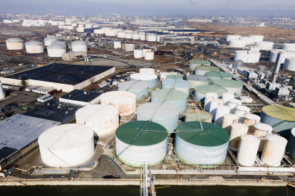 Almacén. Varios de los tanques donde se almacenan las reservas de petróleo en Estados Unidos.