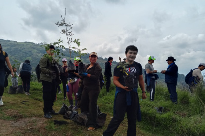 Actividad. Las personas prepararon el terreno para sembrar las plantas nativas en el cerro Ilaló