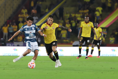Jesús Trindade (c) intenta recuperar una pelota durante el partido entre Barcelona SC y Pachuca.