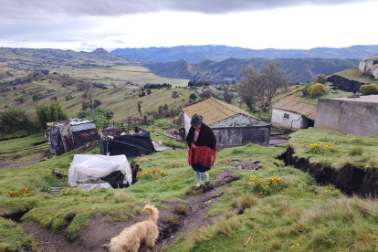 Los habitantes de la zona cero, desde donde inicia el movimiento de tierra, a diario regresan a sus hogares  que abandonaron por los daños en la infraestructura.