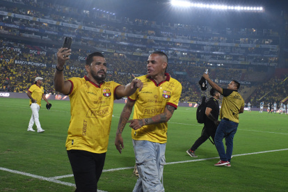 Nicolás Asencio (i) y Jonatan Álves dieron la vuelta olímpica en el estadio Monumental.