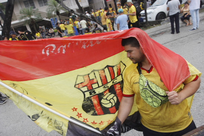 HINCHAS BARCELONISTA ESPERAN LA CARAVANA DE EX GLORIAS DEL IDOLO FECHA:30/04/205 AG-PERIODISTA AG-EXPRESO AG-GRANASA