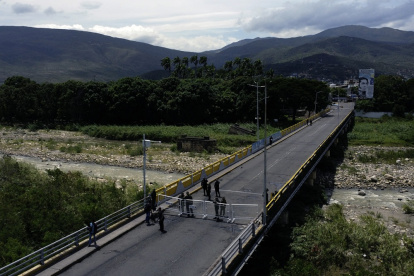 Vista aérea de miembros de la Guardia Nacional Venezolana en el puente internacional Simón Bolívar luego del cierre fronterizo en Villa del Rosario, en la frontera entre Colombia y Venezuela, el 26 de julio de 2024.