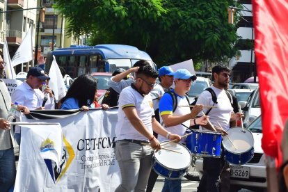 Una de las marchas por el Día del Trabajador en la intersección de avenida Olmedo y Boyacá, en el centro de Guayaquil.