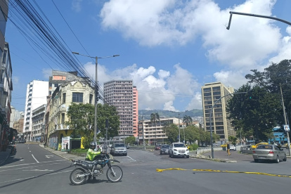 Las intersecciones de avenidas y calles desde el sector de El Ejido se cierran por las marchas de los trabajadores en Quito.