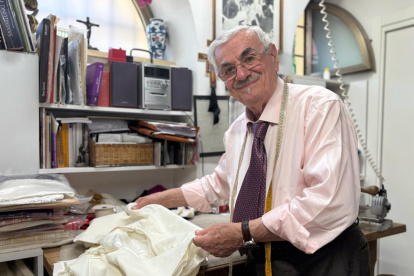 El sastre, Raniero Mancinelli, prepara la sotana para el próximo papa.