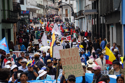 La marcha del FUT salió de la Caja del IESS avanzó por la av. 10 de Agosto e ingresó al Centro Histórico de Quito.