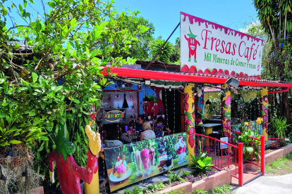 En algunas tiendas al aire libre de Chiriquí se puede disfrutar de un delicioso café con helado de fresa.