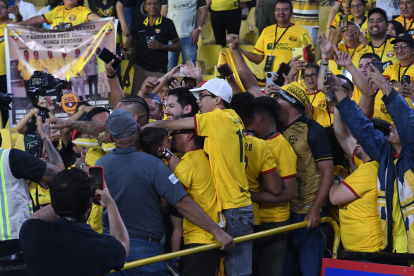 Jonatan Álvez en medio de los hinchas recordando un festejo cuando era parte del Barcelona SC.