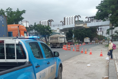 Desde el pasado 28 de mayo se han registrado cierres parciales en algunos tramos de vía a la costa por la construcción de los pasos peatonales.