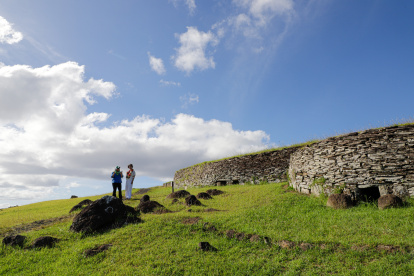 Fotografía sin fecha cedida por el Ministerio de Medio Ambiente de Chile de la ministra Maisa Rojas (d) durante un recorrido, en Rapa Nui (Chile). EFE/Ministerio de Medio Ambiente de Chile