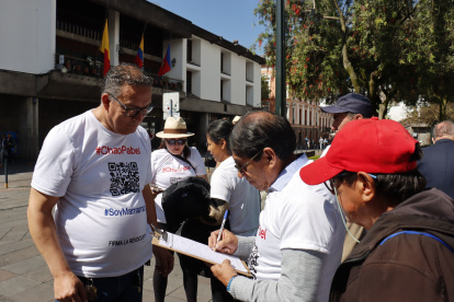 Iniciativa. La recolección de firmas para la revocatoria de Pabel Muñoz empezó el 23 de abril en la Plaza Grande