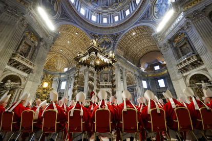 Cardenales en una de las misas en memoria del papa Francisco