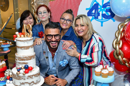 Nino Touma junto a Martha Cecilia Silva, Gisela Mandujano, Jacqueline Mandujano y Gina Centeno.