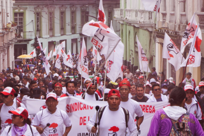 Trabajadores, que integran la CEOSL, avanzaron por el Centro de Quito, en la marcha del 1 de mayo del 2025.