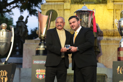 El presidente del Barcelona SC, Antonio Álvarez, entrega la distinción al exvolante Victor Ephanor.