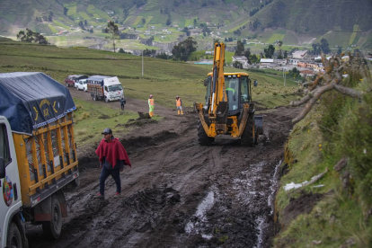 La maquinaria trabaja en el lastrado de la vía para habilitar el transito vehicular.