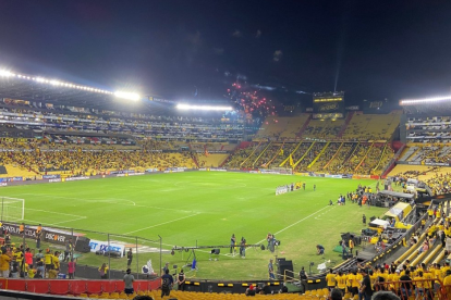 Hinchas de Barcelona SC ausentes en la celebración del Centenario, dejando el estadio vacío en gran parte.