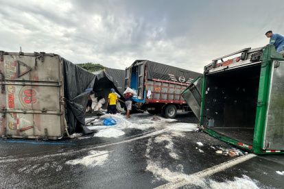 Los vehículos pesados resultaron afectados en la vía a la costa.